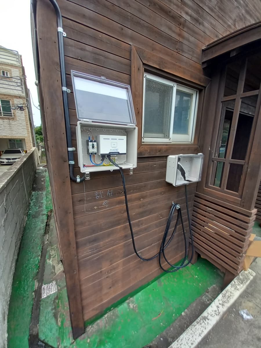 목조주택 외벽 — 건물 외관에 맞춘 마감